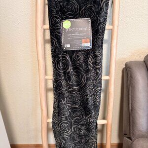 Betsey Johnson Twin Ultra Soft Plush Blanket Black Floral Roses NWT